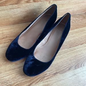 Beautiful Blue Velvet Pumps!